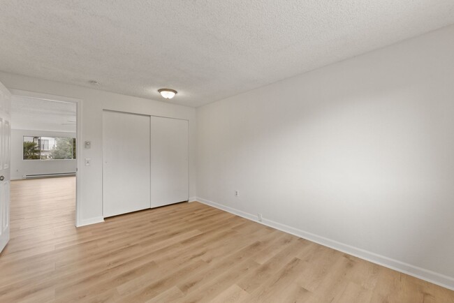 Building Photo - Charming 4 Bedroom 2 Bath single family ho...