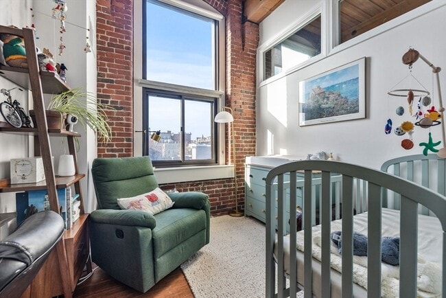 Building Photo - 320 W 2nd St