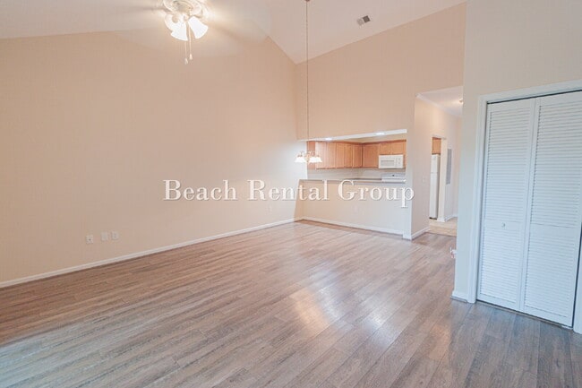 Building Photo - 3 Bedroom End Unit w/ Screened-In Balcony
