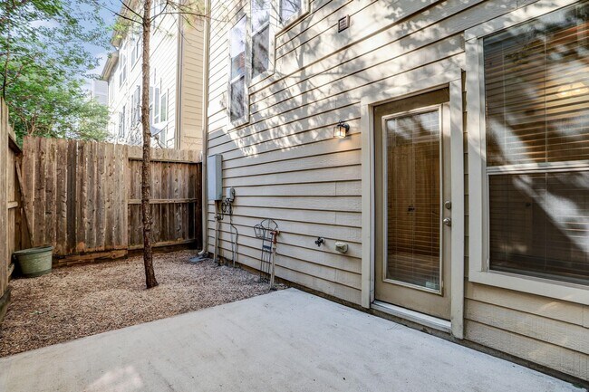 Building Photo - 2360 Bastrop St
