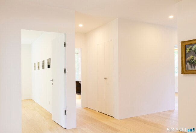 Building Photo - 205 E Hyerdale Dr