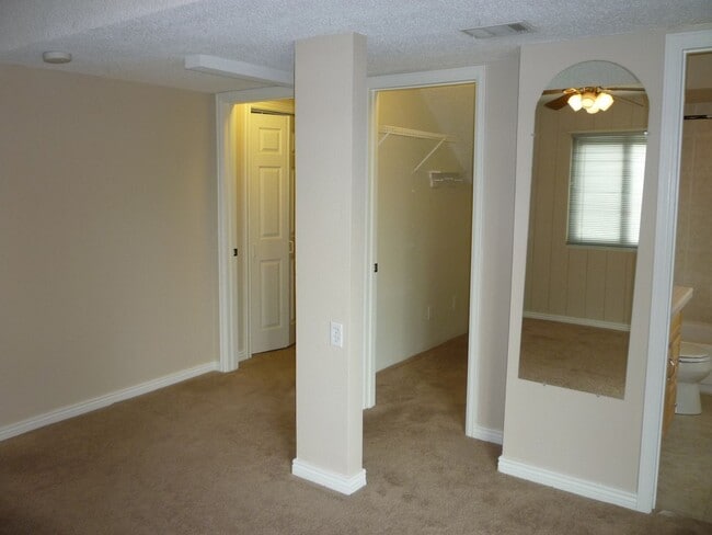 Building Photo - Parker Home in The Pinery!!