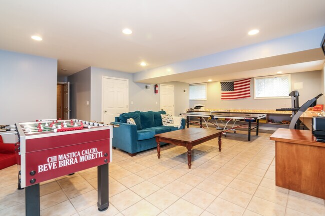 Building Photo - 423 English Pl
