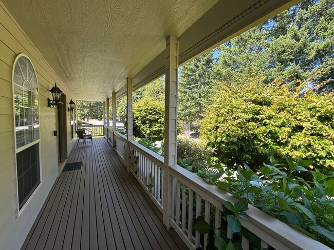 Building Photo - 3 Bed, 2 Bath PLUS Bonus Room SHORT TERM R...