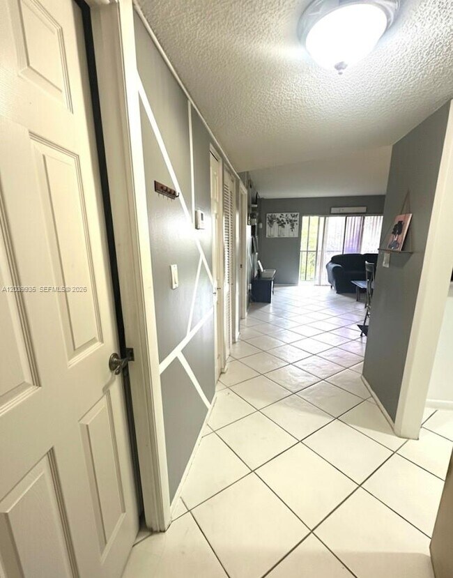 Building Photo - 4158 Inverrary Dr