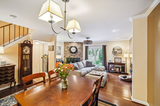 Building Photo - Wonderful 2BR/3.5BA townhouse located in B...