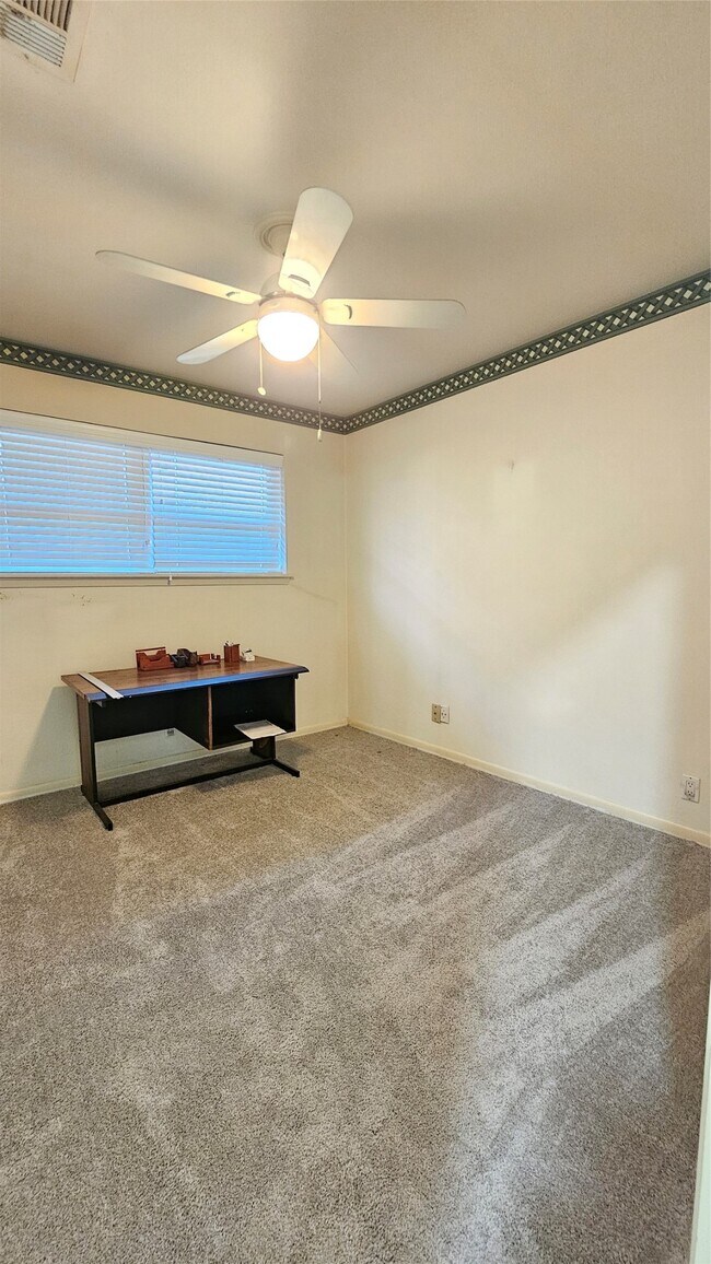 Building Photo - 1715 Pecan Ln