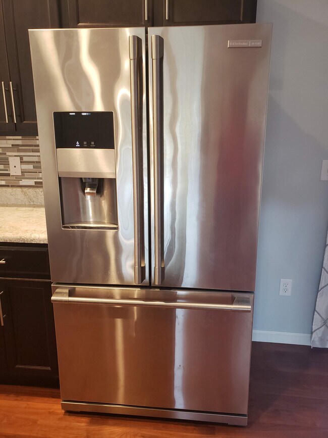 Building Photo - 1020 Saint Charles Way