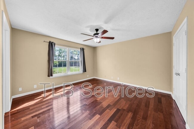 Building Photo - 211 Fall Creek Dr