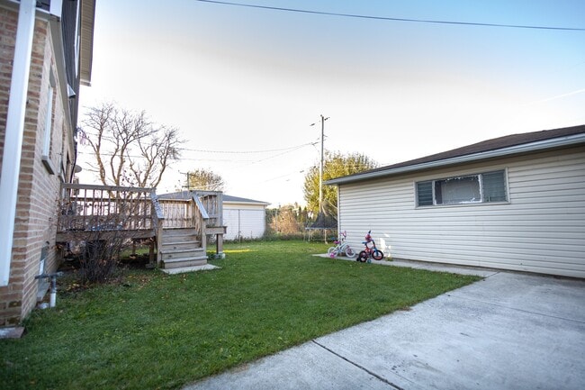 Building Photo - 7916 McVicker Ave