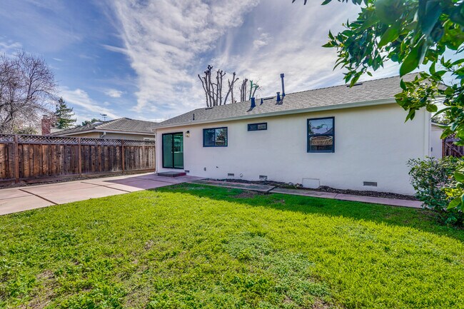 Building Photo - 2051 Randolph Dr