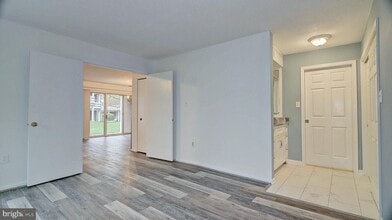 Building Photo - 7598 Lakeside Village Dr