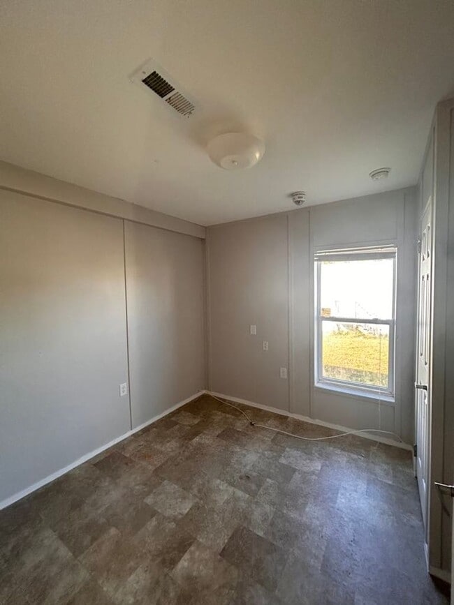 Building Photo - Naples 3/2 updated home