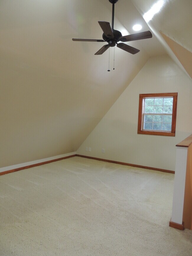 Upstairs bedroom/loft - 910 Perry Ln