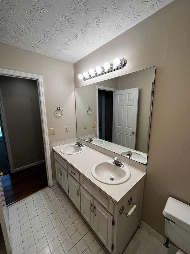 Building Photo - Blending Relaxation & Sophistication to Cr...