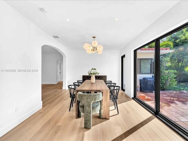 Building Photo - 920 W 47th Ct