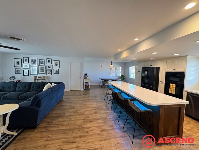 Building Photo - Lovely Home In Olive Dr Area!