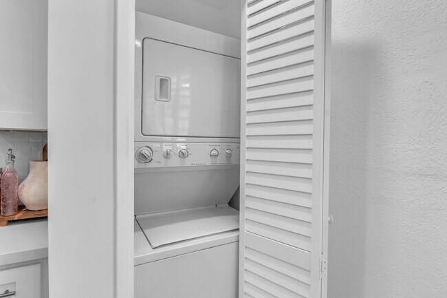 Building Photo - 72601 Edgehill Dr