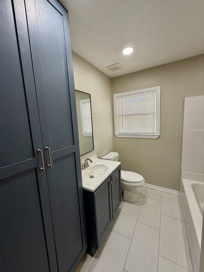 Building Photo - 3933 Harris Dr