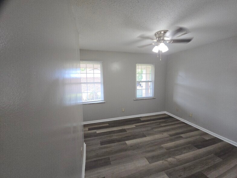 Building Photo - 1307 W Meadowview Rd