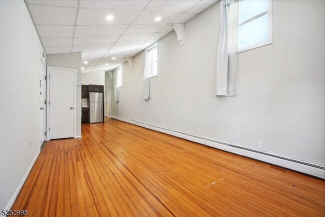 Building Photo - 180 Maplewood Ave