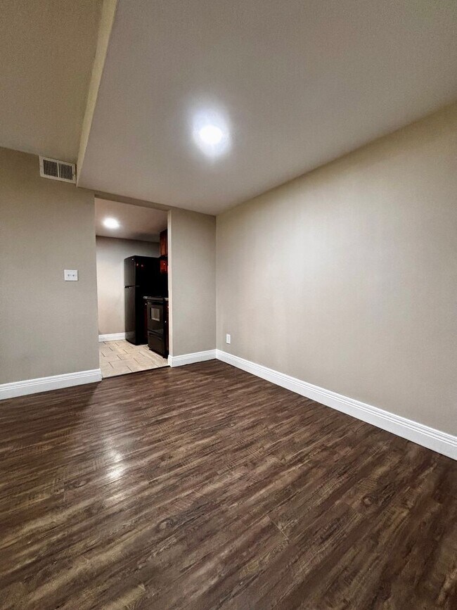 Building Photo - Newly Renovated 2-Bedroom Apartment in Ser...
