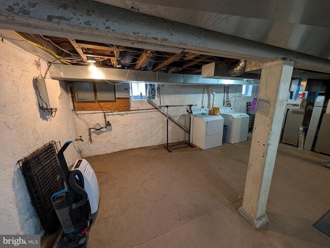 Building Photo - 30 W Roland Rd