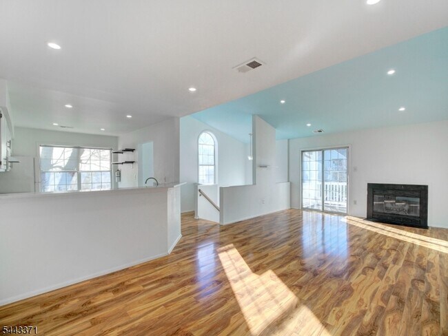 Building Photo - 142 Harvest Ln