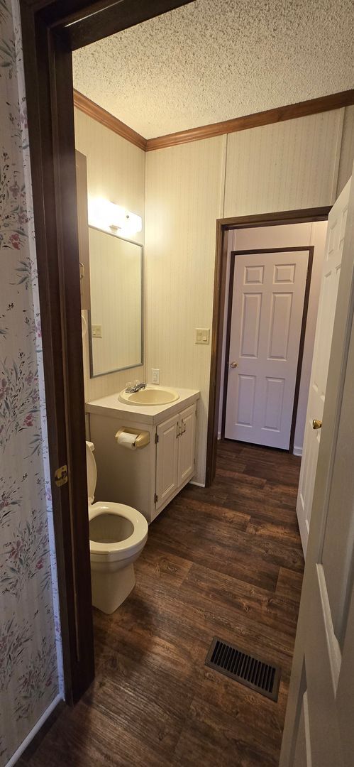 Building Photo - Private 3bd 2bath house