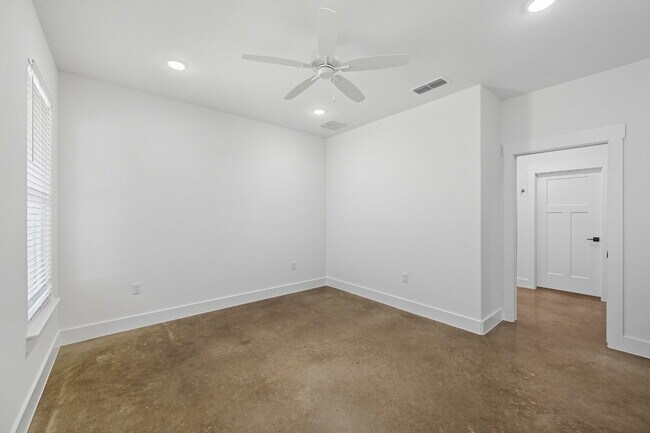 Building Photo - Brand New Custom 3 bedroom home in Granbury!