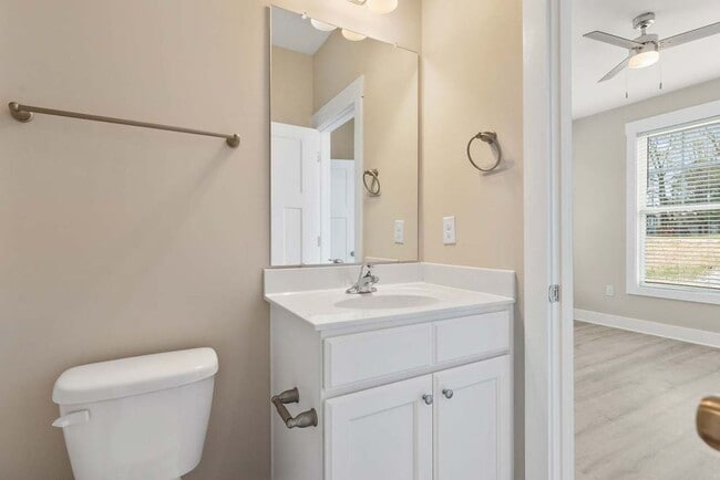 Building Photo - MUST SEE !! 2 Bedroom/2 Bath end unit avai...