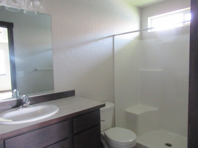 Building Photo - Home in Post Falls!