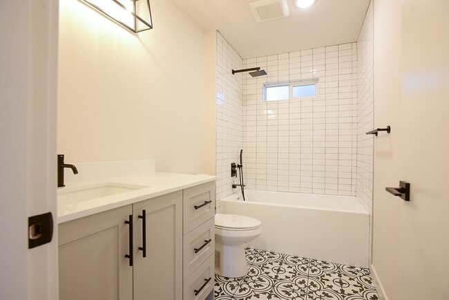 Building Photo - Beautiful 4 bedroom home in Ballard