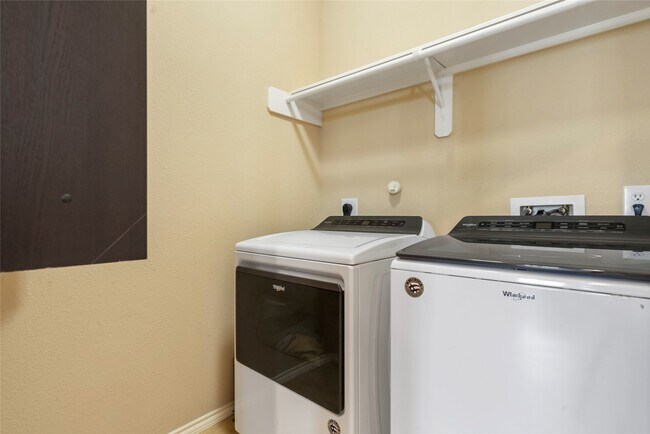 Building Photo - 5239 Schuler St