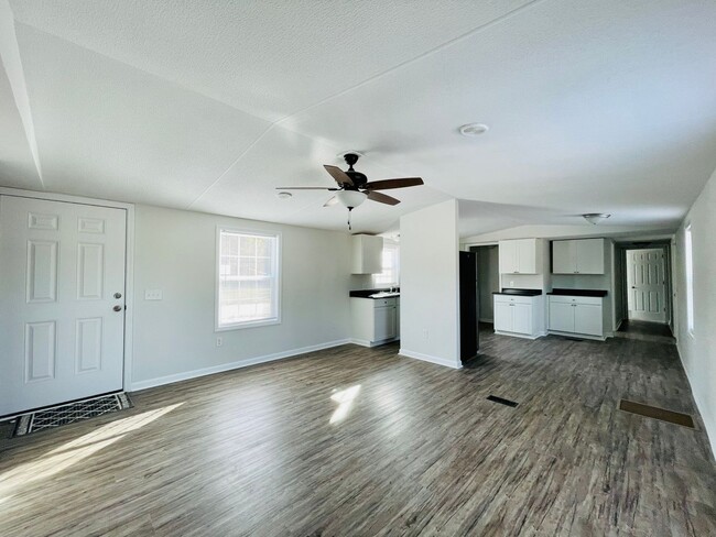 Building Photo - Completely remodeled 4 bedroom, 2 bath man...