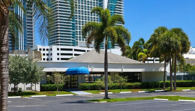 Building Photo - 600 Parkview Dr