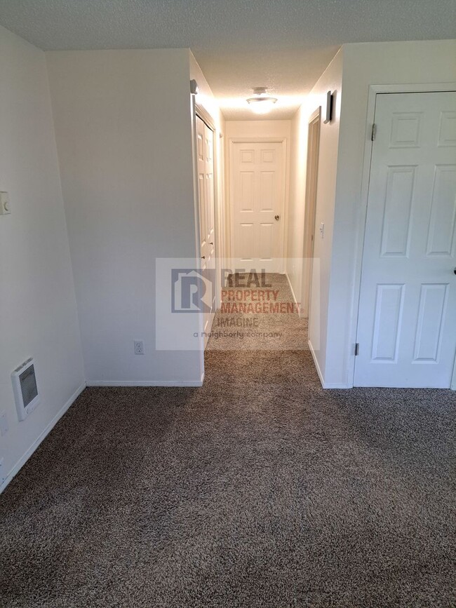 Building Photo - Check Out This Wonderful 2 bedroom, 2 bath...