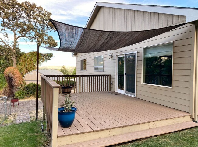 Building Photo - Lovely Modern Westside Home