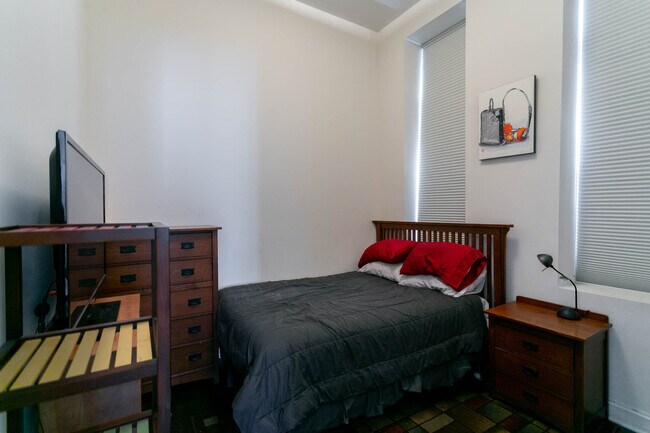 Building Photo - 1359 N Noble St