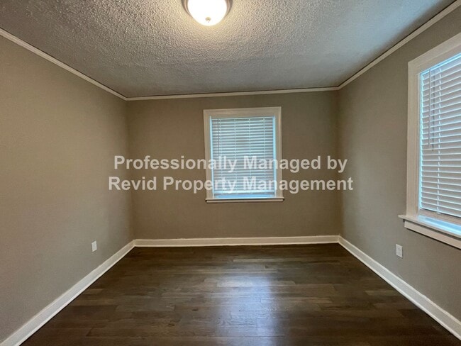 Building Photo - 1137 Catalina St