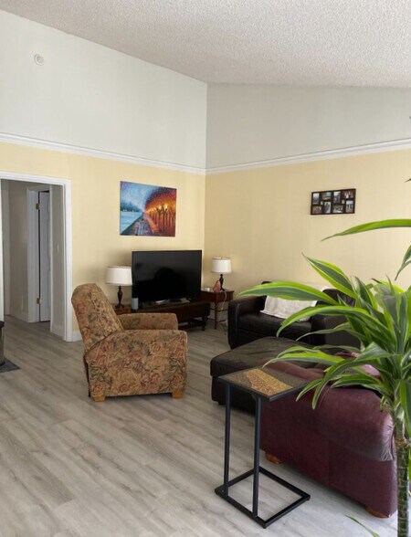 Primary Photo - 902 Camino Real