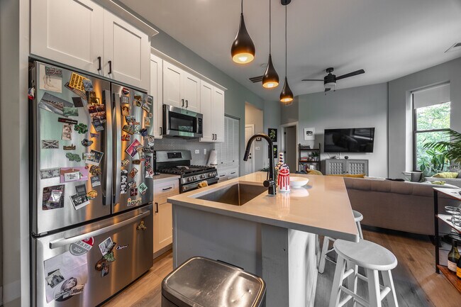 Building Photo - 3611 N Greenview Ave