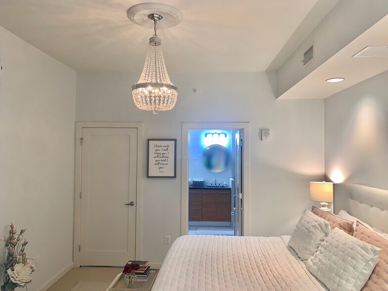 Primary bedroom with en suite bath - 400 4th Ave S