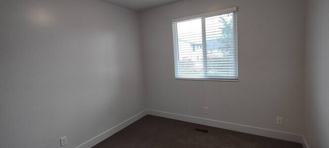 Building Photo - Charming Layton Home