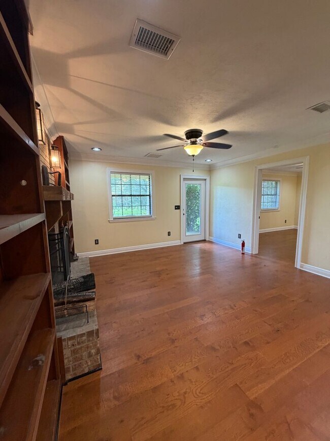 Building Photo - 8509 Little Scenic Ln
