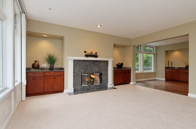 Building Photo - 2bd/2ba Bellevue Condo
