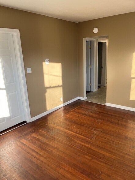 Building Photo - 198 Pine St