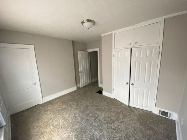 Building Photo - Large 2 Bedroom Duplex in prime location Weiland Park / Itailian Village / Campus