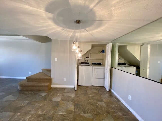 Building Photo - 2 BEDROOM APARTMENT DOWNTOWN IN ST. GEORGE