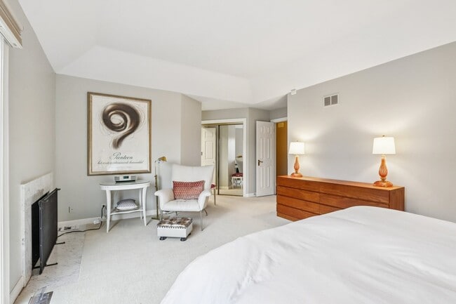 Building Photo - 19 Landmark St